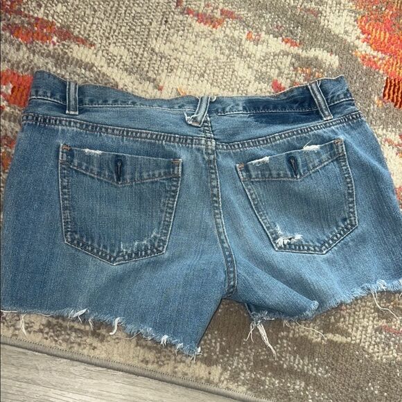 Blue Jean Shorts with Frayed Hem and Two-Tone Design - Picture 5 of 6